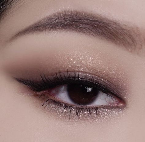 Smokey Eyeshadow Asian, Prom Makeup For Black Eyes, Dark Natural Eye Makeup, Minimal Dark Eye Makeup, Dark Light Makeup, Soft Dark Eye Makeup, Soft Black Eye Makeup, Soft Black Makeup Looks, Brown Eye Makeup Korean