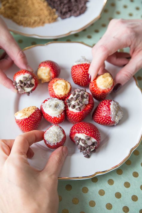 The Last-Minute, No-Bake, Gluten-Free, Throw-Together Dessert You Can Make in 10 Minutes for Only $10 Strawberry Stuffed Cheesecake, Pool Party Appetizers, Stuffed Cheesecake, Appetizers Kids, Cheesecake Gluten Free, Dolci Finger Food, Pool Snacks, Stuffed Strawberries, Packaged Snacks