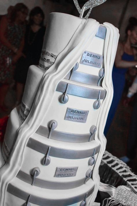 Hidden drummer cake. Music-themed wedding cake Drummer Wedding Ideas, Rock Wedding Cake, Drummer Wedding, Music Wedding Cake, Festival Wedding Cake, Larry Wedding, Musician Wedding, Music Theme Wedding, Music Wedding Cakes