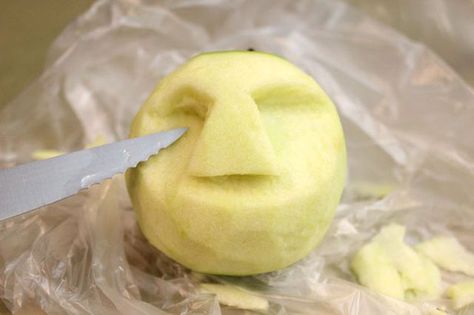 Dry Apples, Apple Head Dolls, Apple Dolls, Creepy Food, Shrunken Heads, Halloween Apples, Spooky Decorations, Shrunken Head, Apple Head