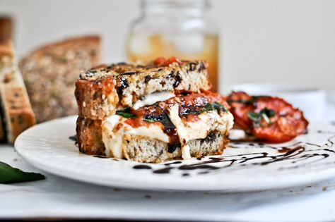 roasted tomato caprese grilled cheese Roasted Tomato Caprese, Caprese Grilled Cheese, Tomato Caprese, Resep Sandwich, Roasted Tomato, Burgers Sandwiches, Balsamic Glaze, Veggie Burger, Wrap Sandwiches