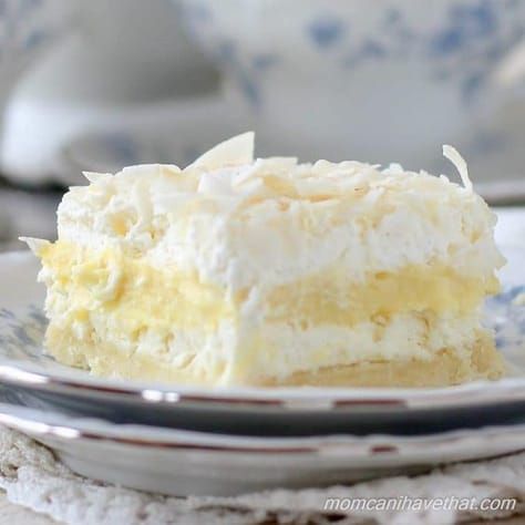 Low carb coconut cream layered dessert (Coconut Cream Delight) is a pie in bar form: a cookie crust, cream cheese, coconut pudding, whipped cream & coconut. Low Carb Banana Pudding, Low Carb Banana, Dessert Coconut, Pudding Chia, Dessert Mousse, Banana Pudding Recipe, Layered Dessert, Chocolate Lasagna, Low Carb Maven