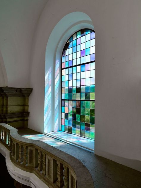 Modern Stain Glass Windows, Color Glass Wall, Stained Glass Living Room, Stained Glass Interior Design, Mirror Wall Decor Ideas, Colored Windows, Unique Windows, Creative Mirror, Stained Glass Wall