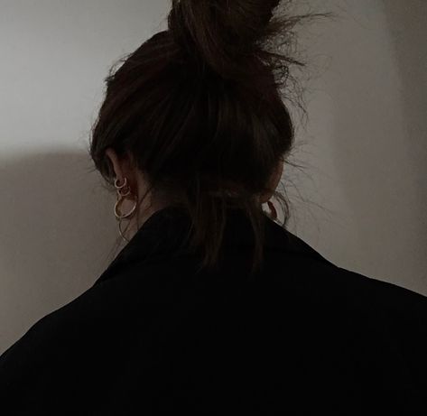 Minimalist Pictures Instagram, Instagram Aethstetic, Jennie + Core + Aesthetic, Indoor Poses, Dark Minimalist, Brunette Aesthetic, Black Hair Aesthetic, Grunge Pictures, Dark Feminine Aesthetic