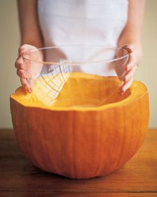 Pumpkin Punch Bowl - Fun way to serve drinks at your fall party! Festa Hotel Transylvania, Pasteles Halloween, Pumpkin Bowl, Halloween Decor Diy, Clever Halloween, Casa Halloween, Pumpkin Party, Party Platters, Theme Halloween