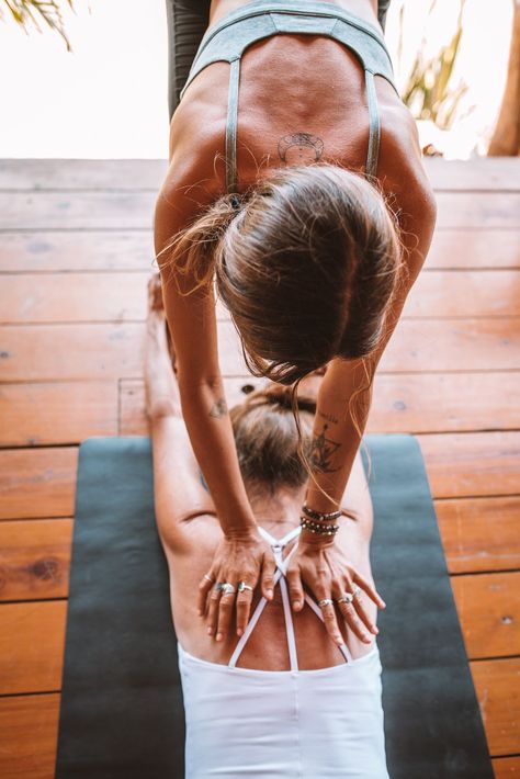 Yoga Hands On Adjustments, Yoga Assists Adjustments, Yoga Adjustments Teachers, Yoga Instructor Aesthetic, Yoga Adjustments, Yoga Teacher Aesthetic, Yoga Photography Photo Shoots, Yoga Shoot, Yoga Inspiration Photos