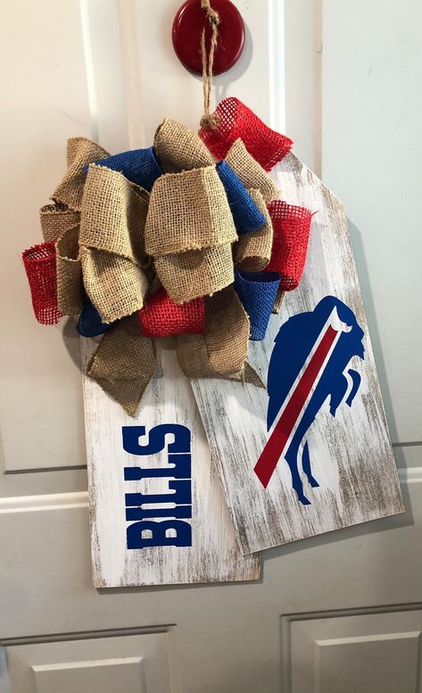 Buffalo Bills Stuff, Football Door Hangers, Football Crafts, Bills Logo, Buffalo Bills Football, Football Wreath, Bills Football, Door Tags, Wood Door Hangers