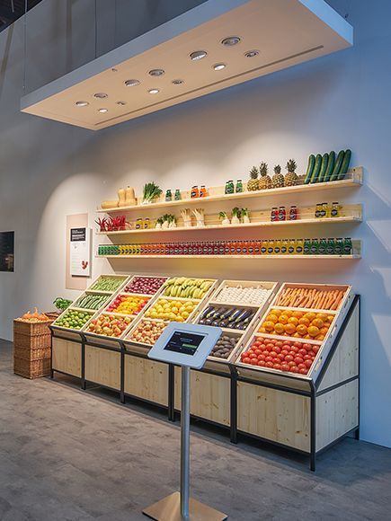 Supermarket Design Interior, Carnicerias Ideas, Display Visual Merchandising, Juice Bar Design, Fruit And Veg Shop, Store Shelves Design, Display Retail, Eksterior Modern, Vegetable Shop