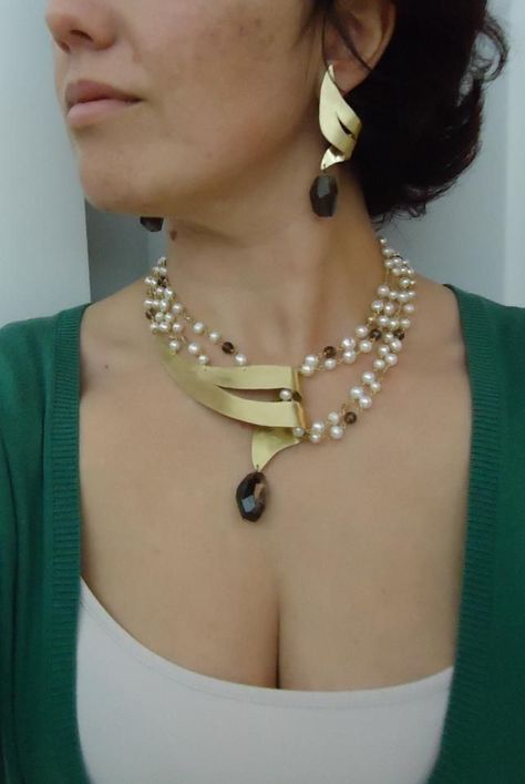 How To Wear Pearls, Wear Pearls, Unusual Jewelry, A Necklace, Necklace And Earrings, Jewelry Projects, Beauty Blog, Clay Jewelry, Metal Jewelry