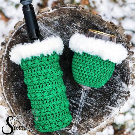 Crochet Wine Bottle Holder – Free Pattern - Spotted Horse Design Co. Crochet Bottle Toppers Christmas, Crochet Wine Bottle Sweater, Crochet Wine Bottle Holder Free Pattern, Crochet Wine Bottle Holder, Pretty Wine Bottles, Wine Bottle Sweater, Crochet Holiday Gifts, Crochet Bottle Holder, Wine Bag Pattern