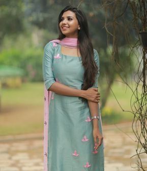 Simple punjabi suit Normal Blouse Designs, Normal Blouse, Chanderi Suit, Salwar Neck Designs, Churidar Designs, Simple Kurta Designs, Simple Kurti Designs, Designer Kurti Patterns, Salwar Designs