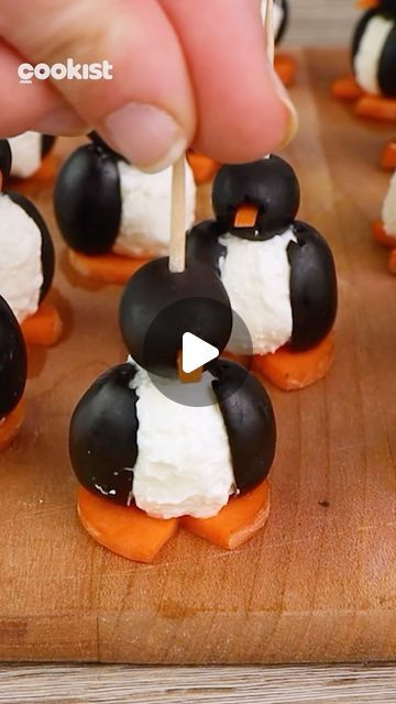 Olive Penguins Appetizers, Penguin Appetizers Olives, Christmas Appetizer Ideas, Penguins Christmas, Recipes Easy Quick, Cookist Wow, Christmas Buffet, Penguin Party, Christmas Foods