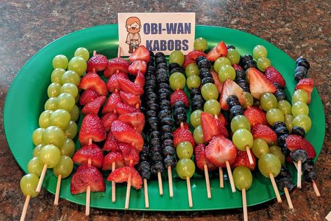 Star Wars Inspired Party Food - Obi-wan Kabobs Star Wars 4th Birthday, Disfraz Star Wars, Catering Food Displays, Star Wars Food, Kids Juice, Healthy Party Food, Star Wars Birthday Party, Fruit Kabobs, Party Food Ideas