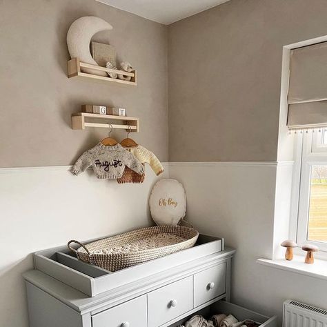 Kalklitir on Instagram: "Neutrals and soft tones are always beautiful for nurseries 😌🤍 @lifeatsophs painted the upper half with Sabbia Primo #kalklitirsabbiaprimo and it’s so lovely 🫶 25% discount code for 1kg kalkpaint: JANUARY23 ✨ #kalklitir #kidsroom #limepaint #wallcolor #kalkpaint #kidsbedroom #kidsinteriors #childrensroom #kidsdecor #babyroom #nurserydecor #babyroomdecor #beige #neutrals" Nursery With Brown Walls, Half And Half Painted Walls Nursery, Half And Half Painted Walls Bedroom, Half Wall Painted Nursery, Skimming Stone Nursery, Beige Nursery Paint Colors, Two Tone Nursery Walls, Half Wall Nursery, Half Wall Paint Kids Room