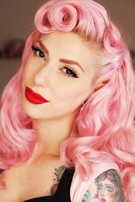 24 Modern-To-Vintage Victory Rolls Styles To Add Some Pin-Up Vibes Moda Pinup, Vintage Updo, Victory Rolls, Estilo Pin Up, Roll Hairstyle, Rockabilly Hair, Pin Up Hair, Halloween Hair, Retro Hairstyles