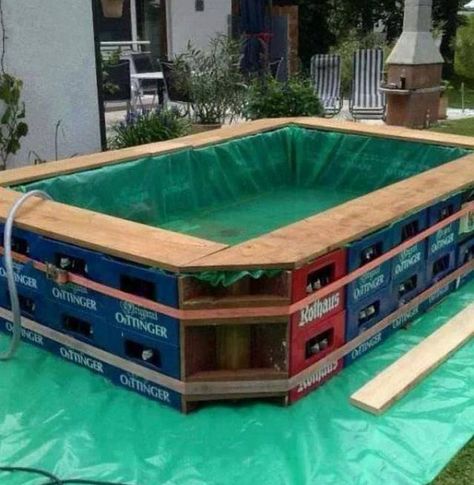 Looking for an interesting, creative, or economical way to make your own swimming pool? Installing and maintaining a permanent pool can be very expensive. You need to consider the cost of construction, filters, and overall maintenance. That’s why the idea of building a makeshift swimming pool is more appealing. The good news is that there are a lot of options available for you. You can choose from a wide variety of temporary swimming pools. Depending on your level of construction skills, you ... Piscina Pallet, Pool Hacks, Diy Swimming Pool, Pool Installation, Diy Pool, Building A Pool, Samos, Swimming Pool Designs, Inground Pools