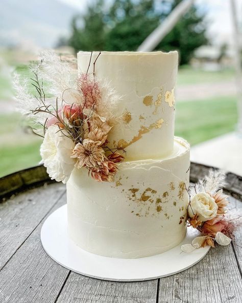 Rustic Cake Flowers, Two Tiered Wedding Cakes, Simple Boho Wedding Cake, Wedding Cake Summer, Wedding Cake Minimalist, Wedding Cake Topper Ideas, Fall Birthday Cakes, Whimsical Florals, 2 Tier Wedding Cakes