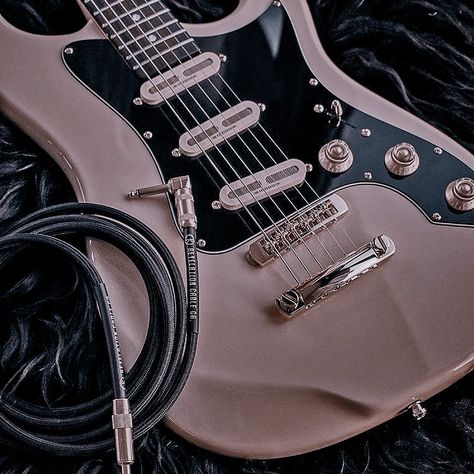 Aesthetic Electric Guitar, Rock Aesthetic, Guitar Ideas, Guitar Photos, Guitar Obsession, Cool Electric Guitars, Music Aesthetic, Guitar Design, Grunge Photography