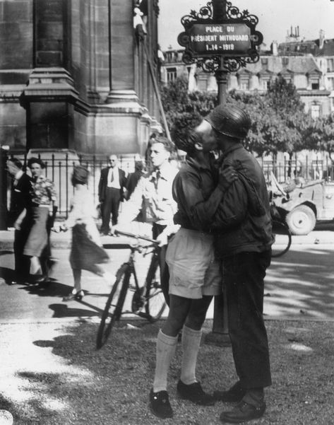 Liberation Of Paris, 4th Infantry Division, Military Party, National Heroes, Men Kissing, Historical People, Moving To California, 20 Century, Before Midnight