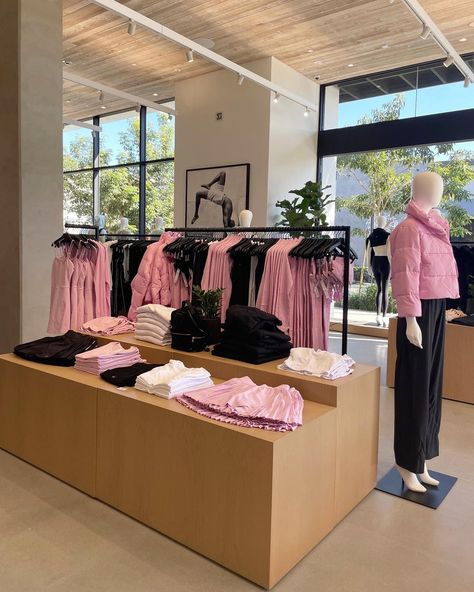 I am always impressed with Alo's merchandising. Their utilization of color is flawless. Athleisure Inspo, Lululemon Store, Yoga Store, Spa Interior Design, Spa Interior, Store Interiors, Pilates Princess, Lone Tree, Spring Table