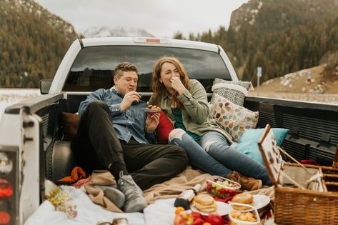 Truck Bed Picnic, Truck Bed Date, Picnic Date Night, Couple Picnic, Picnic Engagement Photos, Couple Camping, Bedroom Romantic, Picnic Engagement, Valentine Photo Shoot