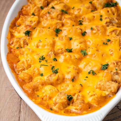 Our Cheeseburger Tater Tot Casserole is creamy, crunchy, and packed with familiar flavors. You’ll want to make it all season long! A Combination for the Ages This recipe is the marriage of two very nostalgic meals: the cheeseburger and the tater tot casserole. I don’t know about you, but for us, both of these dishes... Dinner Calendar, Bulk Meals, Kid Dinners, Hamburger Casseroles, Cheeseburger Tater Tot Casserole, Hamburger Potato Casserole, 2024 Meals, Tater Tot Recipes, Baked Spaghetti Casserole