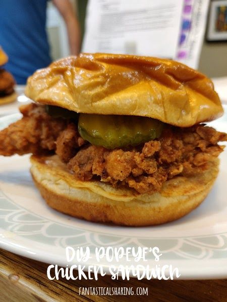 Spicy Chicken Burger, Popeyes Fried Chicken, Chicken Burger Recipe, Spicy Chicken Sandwiches, Burger Sliders, Chicken Sandwiches, Fried Chicken Sandwich, Chicken Burger, Crispy Fried Chicken