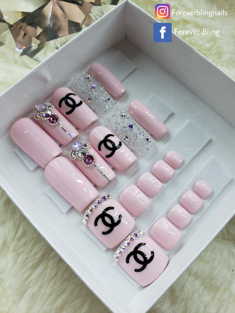 Name Brand Nails Designs, Extra Long Press On Nails, Brand Nails, Sneaker Nails, Press On Acrylic Nails, Nailart Designs, Gucci Nails, Purple Glitter Nails, Mickey Nails