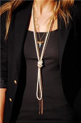 long knotted pearl necklace Long Necklace Outfit, Pearl Necklace Outfit, How To Wear Pearls, Pearl Outfit, Necklace Outfit, Long Pearl Necklaces, Cupcakes And Cashmere, A Necklace, Necklace Black