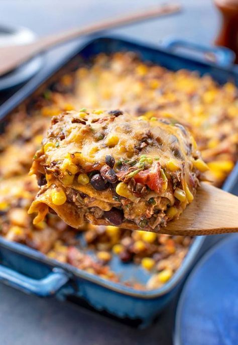 Vegan Enchilada Casserole - The Vegan Atlas Vegan Enchilada Casserole, Vegan Casserole Recipes, Vegan Enchiladas, Vegan Casserole, Vegan Mexican Recipes, Queso Cheddar, Vegan Mexican, Enchilada Casserole, Vegan Burgers