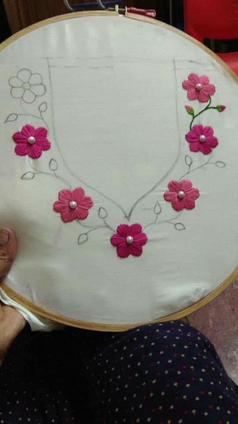 Embroidered Blouses, Sulaman Pita, Simple Hand Embroidery Patterns, Hand Embroidery Patterns Flowers, Floral Embroidery Patterns, Hand Embroidery Videos, Hand Embroidery Tutorial, Handmade Embroidery Designs, Pola Sulam