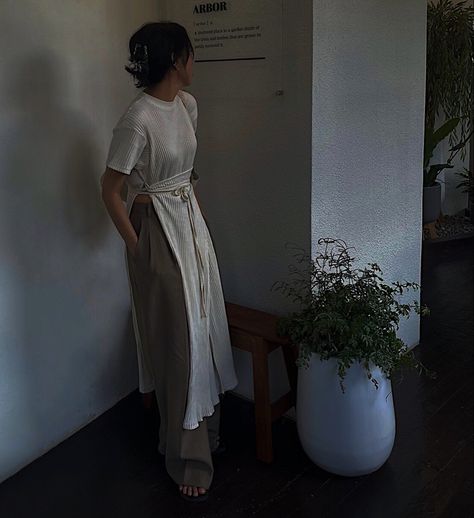 Treemingbird Style, Mon Jeans, Linen Style Fashion, Kebaya Modern Dress, Dress Over Pants, Trousers Outfit, Neutral Style, Kleidung Diy, Model Aesthetic