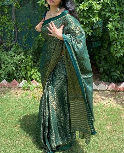 Green Sari Aesthetic, Indian Sari Dress Aesthetic, Desi Sari Aesthetic, Indian Green Aesthetic, Indian Cultural Clothing, Sari Aesthetic, Wedding Saree Collection, Desi Wear, Indian Look