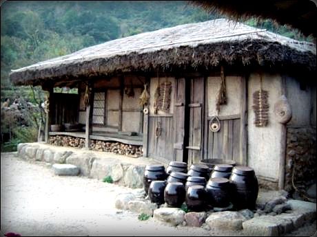 Korean countryside Korean Traditional House, Thatched House, Rural Lifestyle, Asian Architecture, Korean History, Korean Art, Korean Traditional, Traditional Architecture, Japanese House