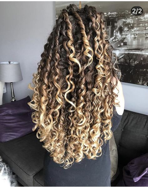 Balayage Curly Hair Natural Curls, Curls Long Hair, Curls For Medium Length Hair, Stylish Hair Colors, Curls With Straightener, Dyed Curly Hair, Natural Curly Hair Cuts, Highlights Curly Hair, Curls For Long Hair