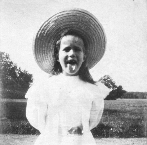 A funny photo of Anastasia Nikolaevna at Peterhof, 1908. Anastasia Nikolaevna, Maria Nikolaevna, Romanov Sisters, Anastasia Romanov, Maria Feodorovna, Grand Duchess Olga, Victorian Life, Alexandra Feodorovna, House Of Romanov