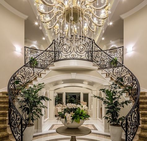 Luxury Staircase, Dream Life House, Luxury House Interior Design, Lan Can, Luxury Homes Dream Houses, Dream House Exterior, Staircase Design, Stairs Design, Elegant Homes