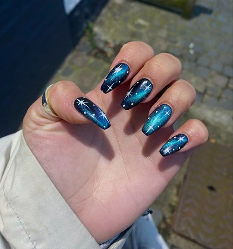 Blue And Silver Star Nails, Acrylic Nail Designs Dark Blue, Blue Space Nails, Nightcourt Acotar Nails, Celestial Nail Art Starry Nights, Nasa Nails, Magnet Nail Polish Designs, Shooting Star Nails, Blue Nails With Stars