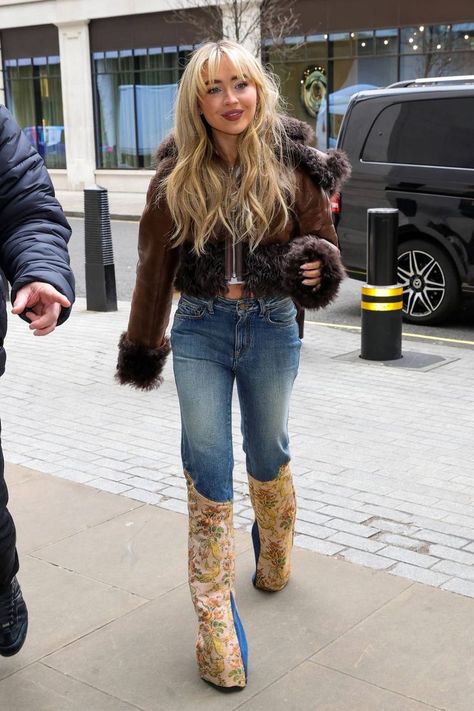 Sabrina Carpenter Street Style, Sabrina Carpenter Style, Sabrina Carpenter Outfits, New York Outfits, Girl Fashion Style, Patterned Jeans, Disco Outfit, Celebrity Street Style, Winter Fits