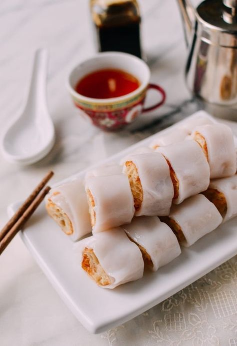 Zhaliang is a Cantonese dim sum dish of Chinese fried dough (youtiao) wrapped inside rice noodles. Our zhaliang recipe will show you how to make it at home! Source: thewoksoflife.com Rice Noodle Rolls, Noodle Rolls, Rice Noodle Roll, Dim Sum Recipes, Asian Dish, Lemon Kitchen, Chinese Dessert, Rice Noodle, Asian Snacks