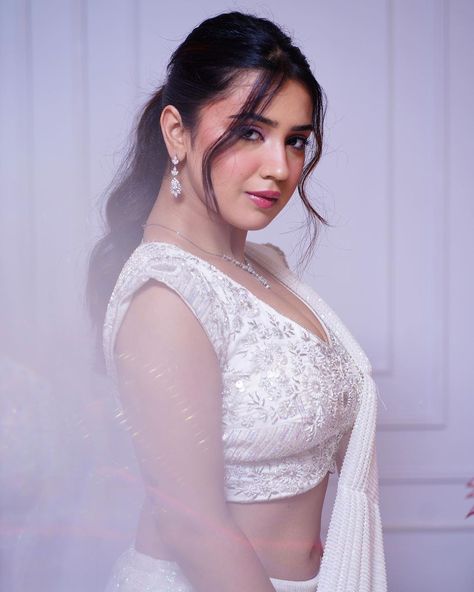 White Saree Look, Ulka Gupta, Roshni Walia, Nishat Linen, Models Style, Creative Wedding Photo, Desi Models, Skirt Blouse, Arabian Beauty