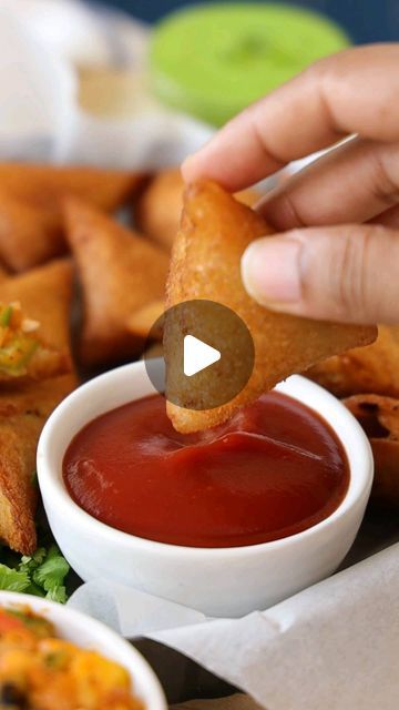 165K views · 7.7K likes | Nikita Varma Chef/Foodblogger on Instagram: "#ShaamKaNashtaNikitaKSaath  Crispy on the outside, soft on the inside, these golden parcels are pure comfort. Get ready to savor every bite of these bread samosas and elevate your snacking game! 🍞🥟   Ingredients for the dish :   1/2 Finely Chopped Capsicum 1/2 Finely Chopped Tomato 1 Finely Chopped Onion 1/2 Cup Boiled Corn 5-6 Olives 1tbsp Mayonnaise 1tbsp Pizza Sauce 1tsp Oregano 1tsp Chilli Flakes 100gms Processed Cheese 1pckt White Bread  #SamosaLove #HomemadeGoodness #BreadSamosas" Samosa Sauce Recipe, Samosa Sauce, Boiled Corn, Chilli Flakes, Samosa, White Bread, Pizza Sauce, Cheese Recipes, Sauce Recipes