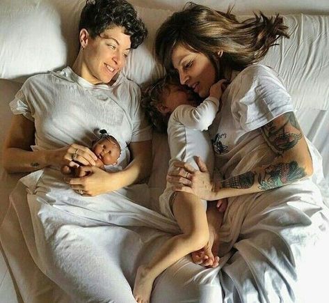 Lesbian Family Photos, Woman Loving Woman, Girlfriend Goals, Lgbt Love, Girl Couple, Lesbian Wedding, Cute Family, Family Goals, Cute Relationship Goals