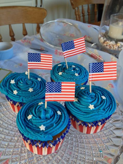 USA cupcakes Usa Cupcakes, Switzerland Decor, Goodbye Party, Usa Party, Happy Birthday America, Culture Day, Dessert Candles, Belgrade Serbia, July Birthday