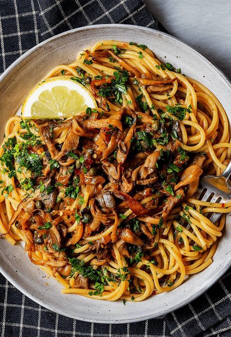 Mushroom Piccata Pasta, Summer Mushroom Recipes, Vegan Caper Recipes, Mushroom Pasta Recipes Vegan, Vegan Lemon Recipes, Gourmet Vegan Recipes, Mushroom Piccata, Mushroom Vegetarian Recipes, Vegan Italian Pasta