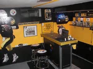 steelers small Bar Football Basement, Steelers Bedroom, Man Cave Ideas Sports, Steelers Man Cave, Pittsburgh Steelers Man Cave, Pittsburgh Steelers Funny, Garage Man Cave Ideas, Man Cave Colors, Sports Man Cave