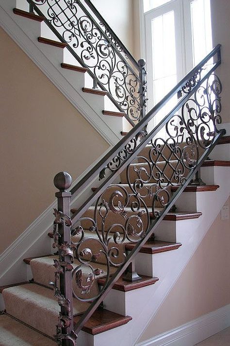 درابزين السلم, Pintu Interior, درج السلم, Metal Stair Railing, Wrought Iron Stair Railing, Wrought Iron Staircase, Staircase Railing Design, Stairs Design Interior, Iron Staircase