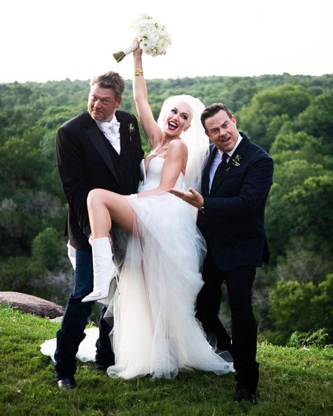 Gwen Stefani Wedding Dress, Blake Shelton Wedding, Gwen Stefani Wedding, Blake Shelton And Gwen Stefani, Celebrity Wedding Gowns, Blake Shelton Gwen Stefani, Gwen And Blake, Carson Daly, Blake Shelton And Gwen