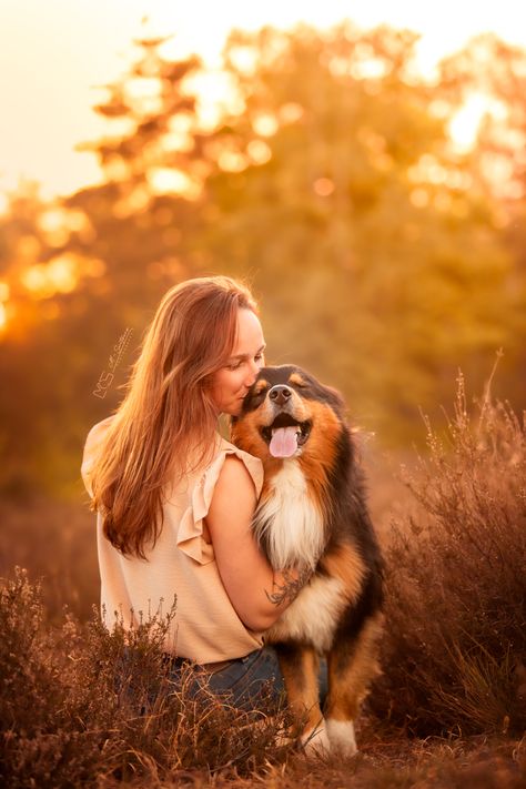 Me And My Dog Pictures, Photoshooting Dog And Girl, Cute Dog Pictures Ideas, Small Dog Photoshoot Ideas With Owner, Fall Photos With Dogs, Photo Poses With Dog, Dog And Human Photography, Fall Photoshoot With Dog, Fall Dog Photoshoot