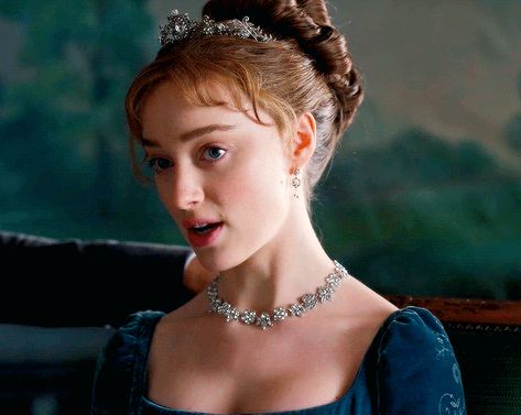 Gifs Historical. : Phoebe Dynevor as Daphne Bridgerton in Bridgerton... Bridgerton Gif, Historical Gif, Debut Theme, Daphne Bridgerton, The Beginning Of Everything, Phoebe Dynevor, Lady In Waiting, Handmaid's Tale, Queen Charlotte